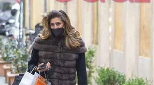 Elisa Isoardi? In pieno centro a Roma si muove... così: non è uno scherzo, la clamorosa foto di "Oggi"