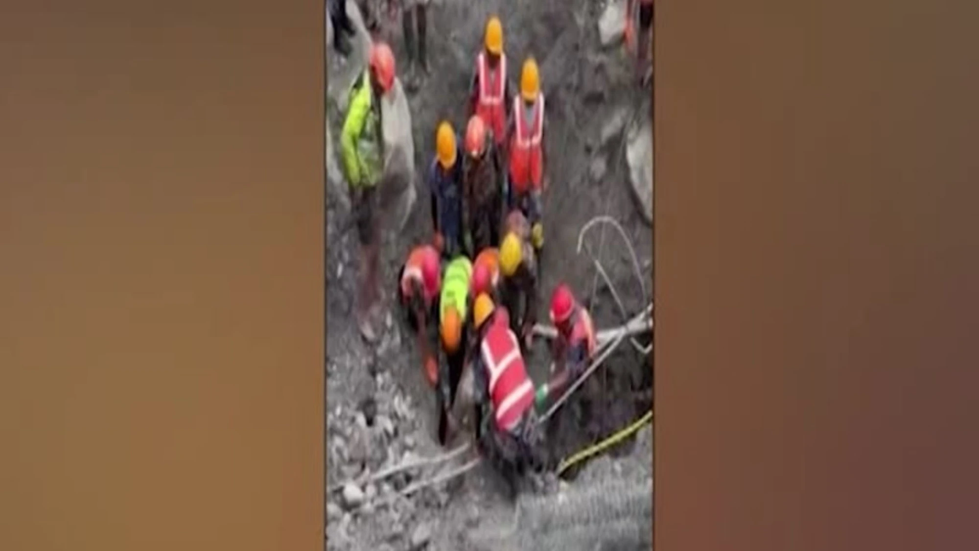 Nepal, due operai intrappolati vivi in un tunnel