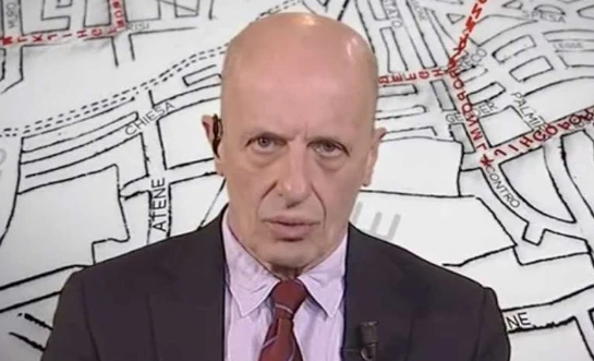 Alessandro Sallusti contro i 5 Stelle: "Aveva ragione Berlusconi: non sono buoni nemmeno a pulire i cessi"