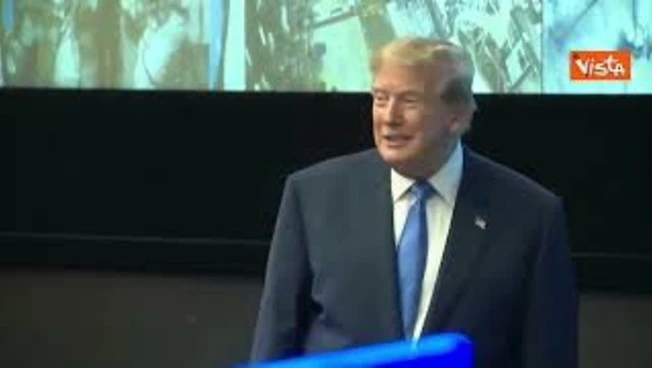 Applauso a Trump mentre entra nella sala di controllo della missione Nasa a Houston