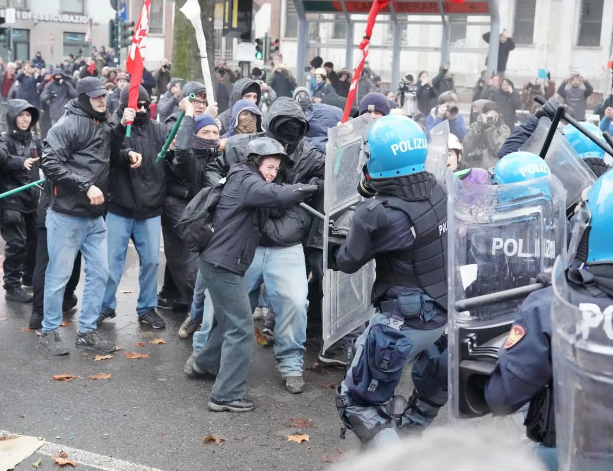 Leggi l'articolo: Le botte sotto gli occhi dei politici: chi c'era in piazza 