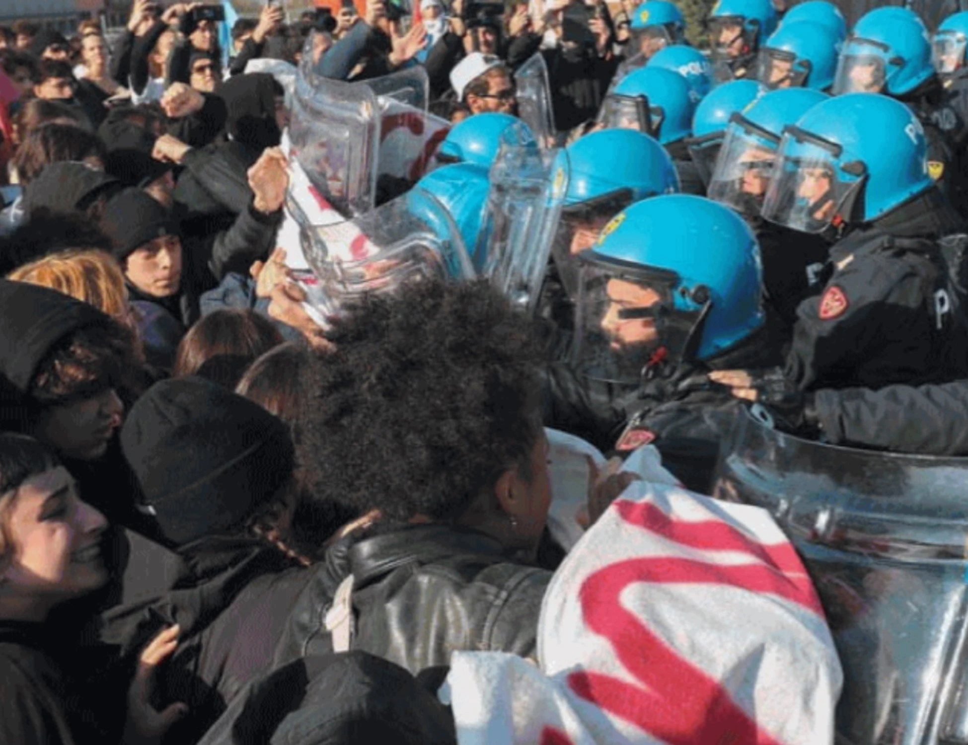 Gli studenti "No Meloni" assaltano la polizia e bloccano le Ferrovie