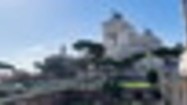 Roma, abbattuti alcuni grossi pini vicino a Colosseo e Fori Imperiali