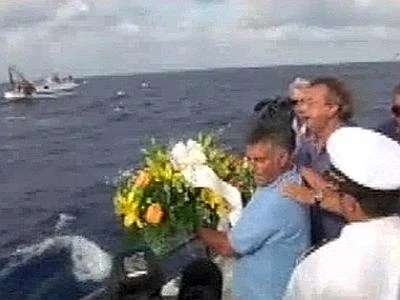 Lampedusa, il racconto del palombaro: "C'è un muro di corpi, tutti abbracciati"