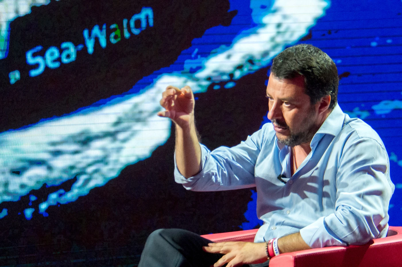 Sea Watch, "Carola Rackete come il più violento dei gilet gialli". Matteo Salvini mette alla berlina Macron