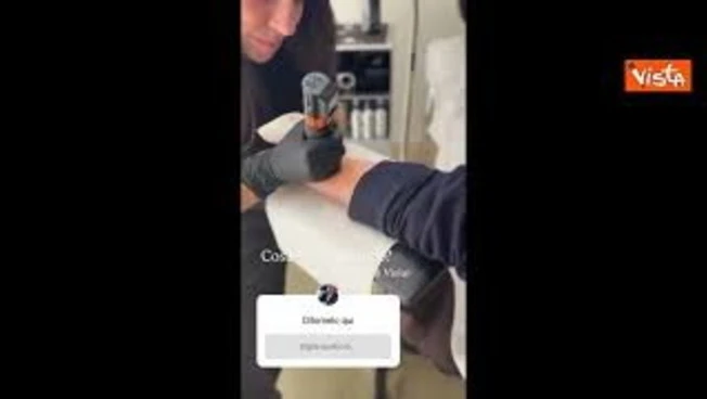 Calenda si fa tatuare e posta il video, sull'avambraccio il tridente dell'Ucraina