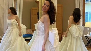 Licia Ronzulli vestita da sposa, la provocazione al governo: "Un matrimonio non si improvvisa, ripartire subito"