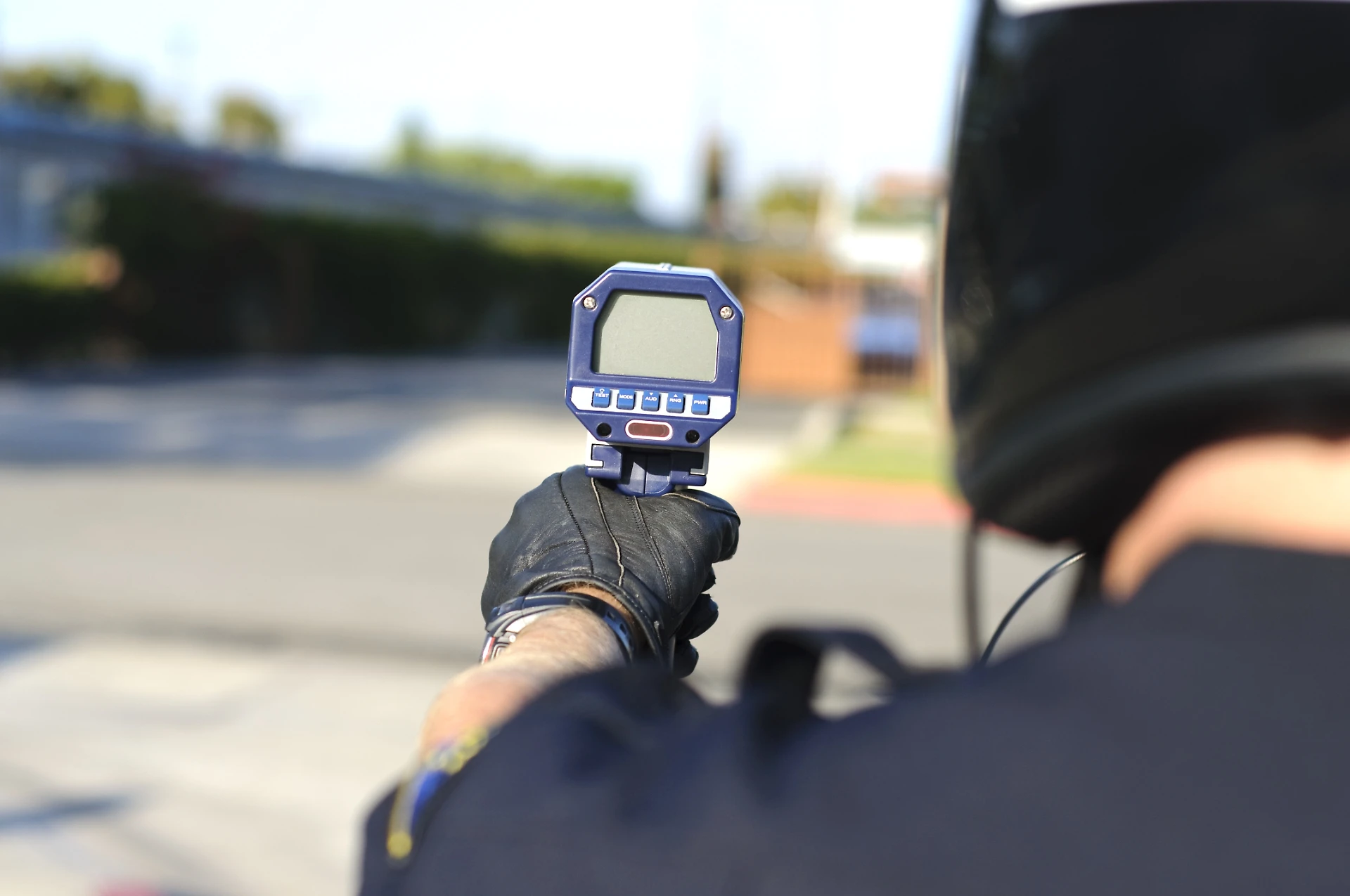 Autovelox, il motociclista eroe fa il dito medio per 125 volte: massacrato dalla multa (e dal giudice)