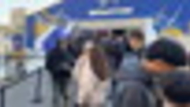 Milano-Cortina, le mascotte Tina e Milo sold out nei negozi dei Giochi