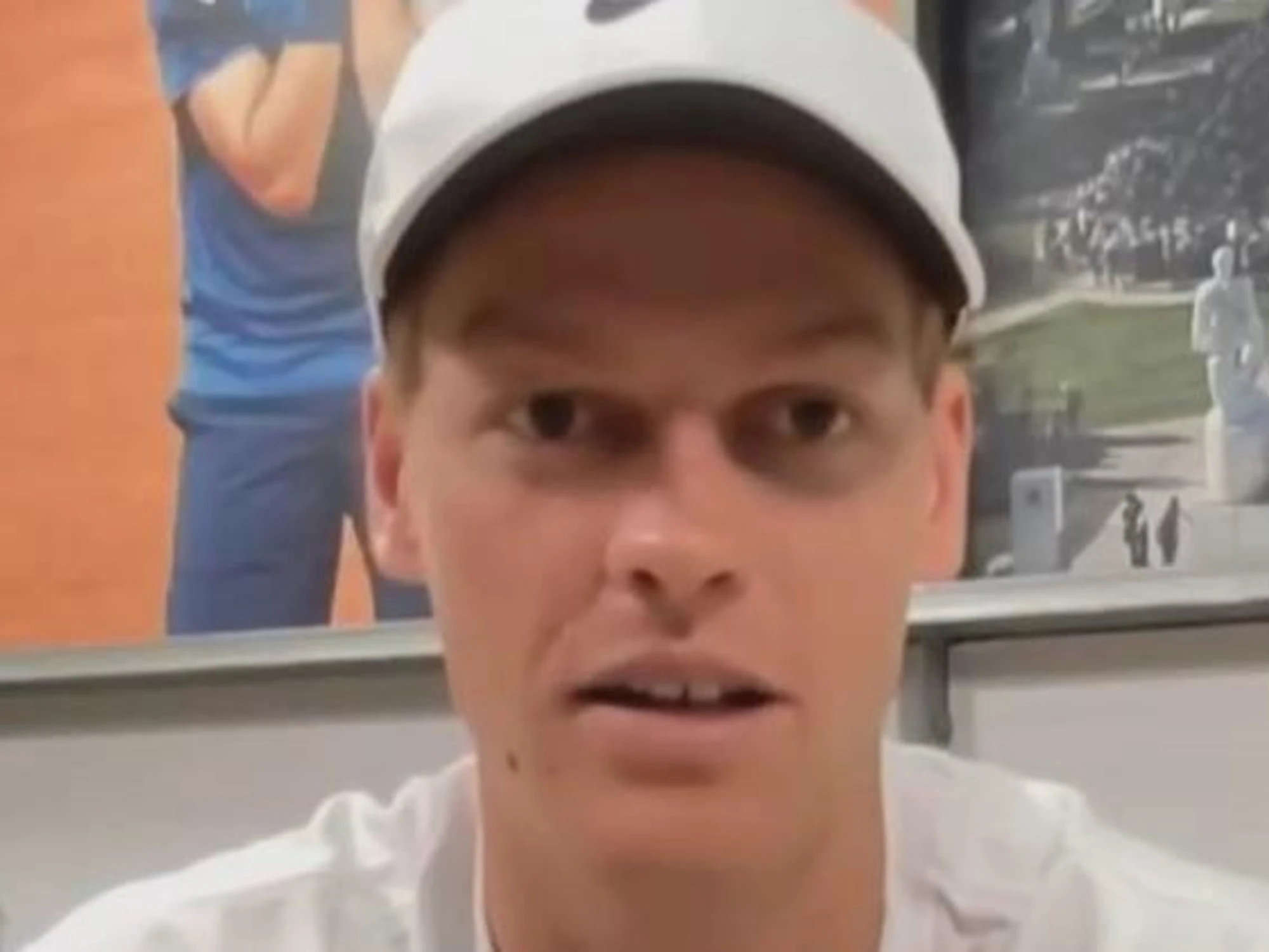 Jannik Sinner spiazzante sulla mamma: "Già è tanto che è rimasta"