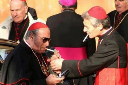Vaticano, i benefit dei cardinali: sigarette e carburante scontati