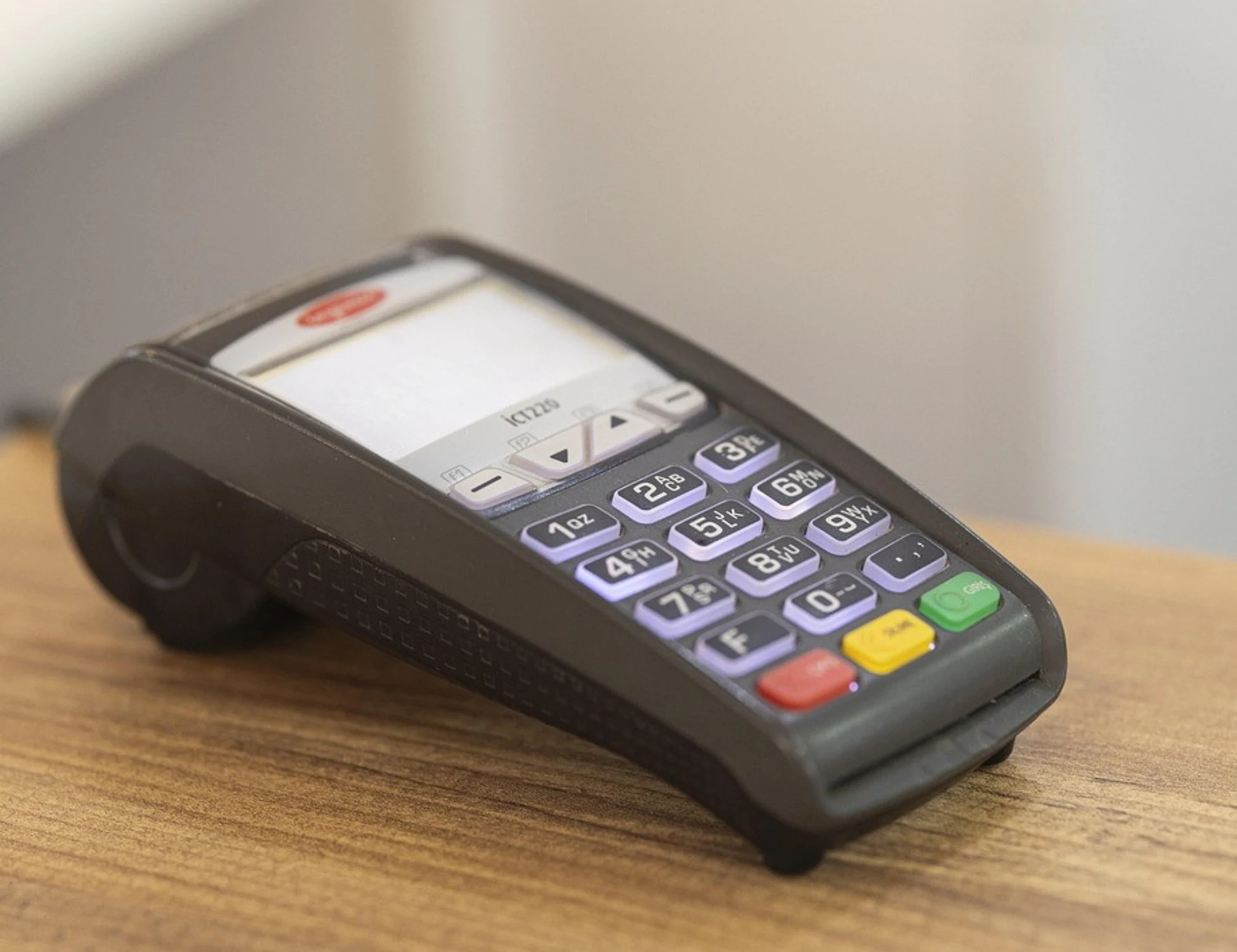 Pos nascosto nella borsa: come ti prosciugano il conto