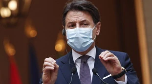 Giuseppe Conte, il cambio della mascherina: sceglie quella chirurgica, segno della gravità della situazione