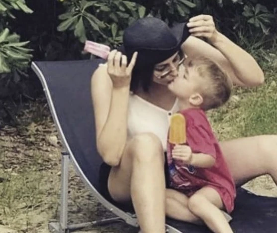 Elisa Isoardi bacia in bocca il nipotino, ira del web: "Vergogna, se lo facesse un uomo sarebbe un reato"