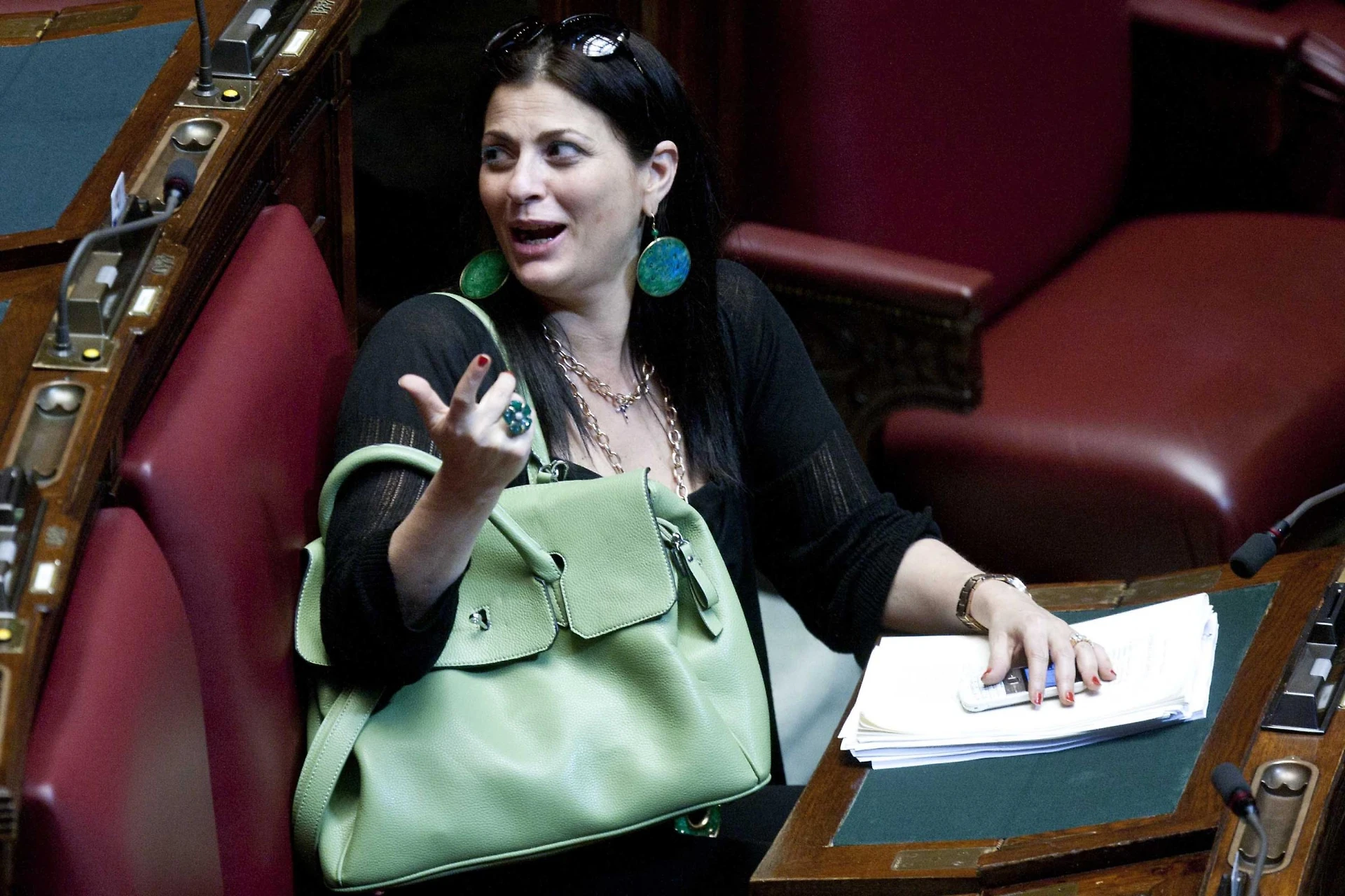 Silvio Berlusconi ai suoi: "Tenete duro, presto governiamo". Jole Santelli, la donna che tratta con il M5s