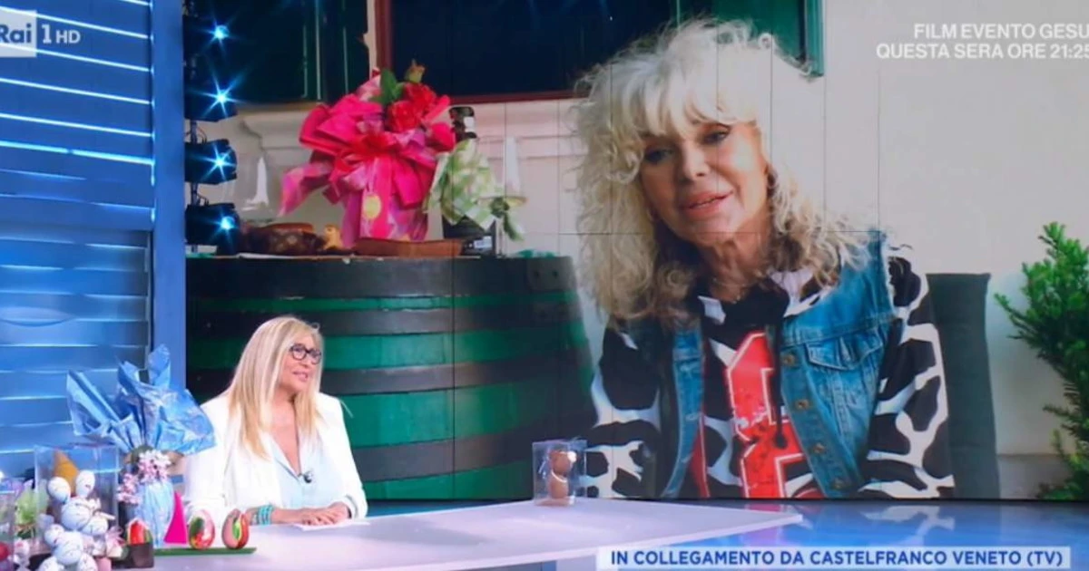Domenica In, Mara Venier si scioglie per Donatella Rettore: "Sei la mia sorellina". Clamoroso: sms in diretta di Rita Dalla Chiesa. E...