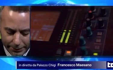 Sanremo 2026, Paolini irrompe al Tg1: "Conti bisessuale", come risponde Carlo