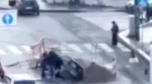 Roma, 62enne inghiottita da una voragine. Furia Salvini: "Ecco la sinistra"