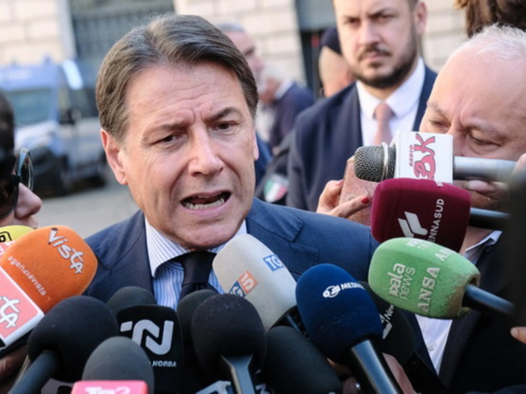 Leggi l'articolo: Due clamorosi addii: terremoto-M5s, chi scarica Giuseppe Conte