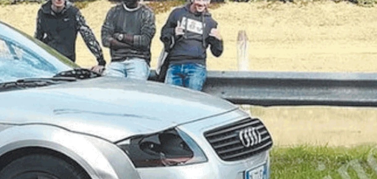 Venezia, ha appena travolto due anziani ciclisti con l'auto e si fa ritrarre così: la foto dell'orrore