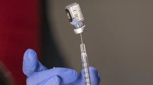 Coronavirus, infermiera fa il vaccino e finisce in neurologia per "paralisi facciale". L'Asl: "Sta bene"