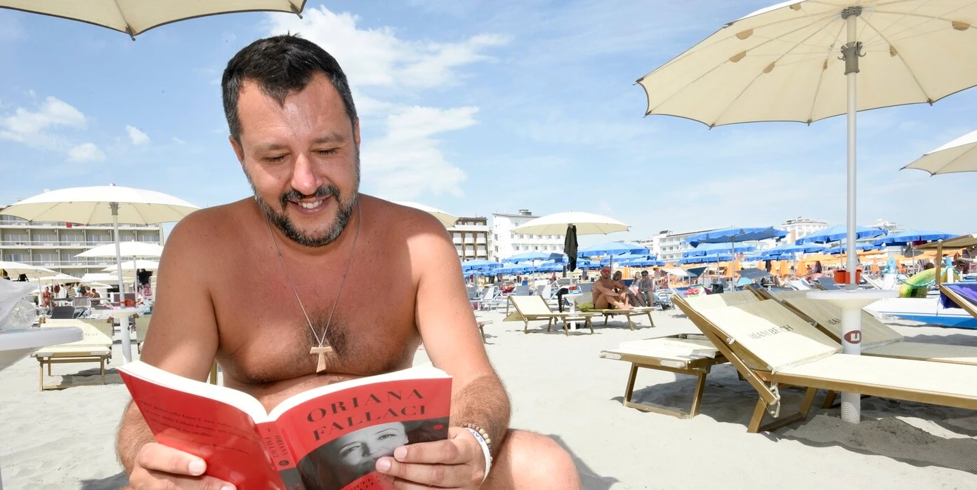 Matteo Salvini, l'ultimo sondaggio dice 55%: le ragioni del succeasso sotto all'ombrellone