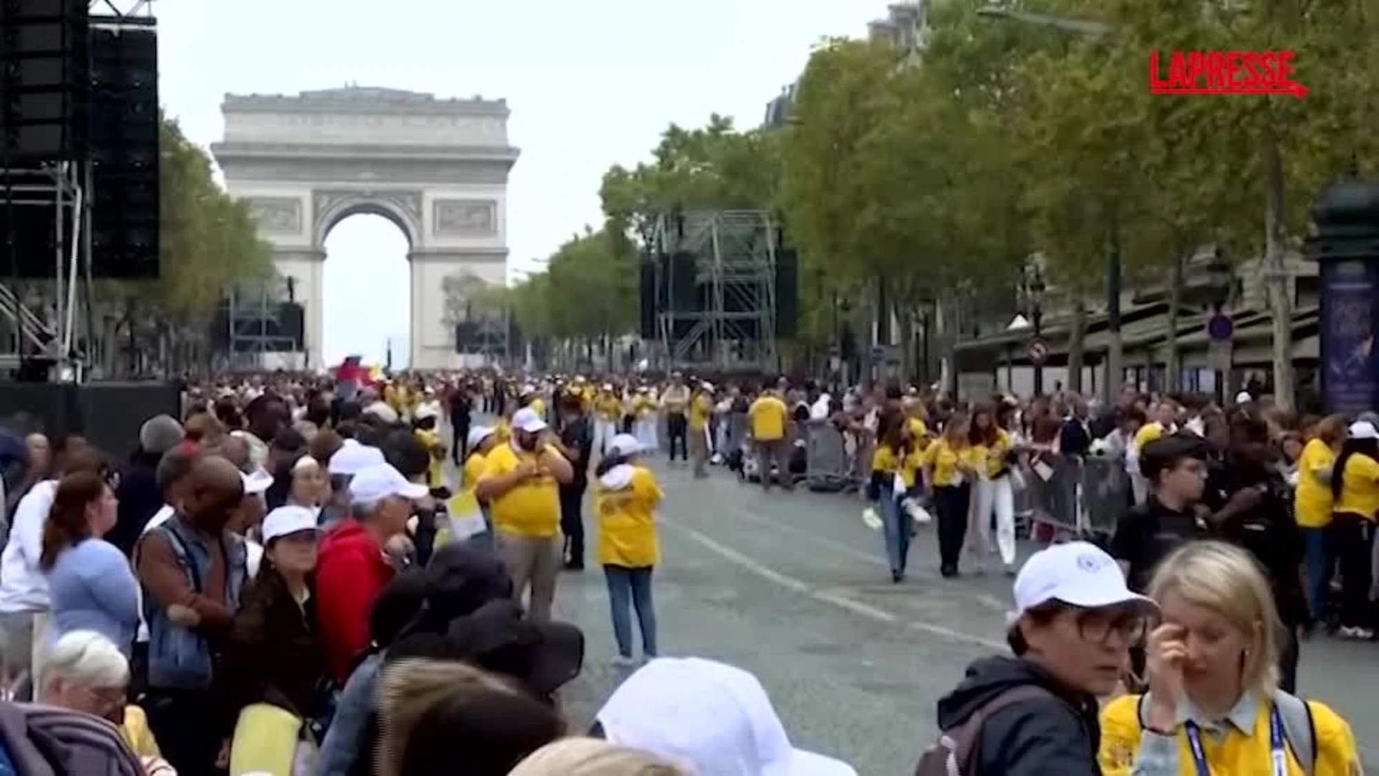 Papa Leone a Parigi, migliaia di persone agli Champs-Élysées in attesa di Prevost