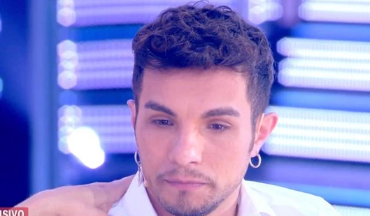 Marco Carta dalla D'Urso, la prima volta in tv dopo l'accusa di furto. Piange: "Non stavo bene", sconvolgente