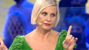 Grande Fratello Vip, "invettive incomprensibili". Da Mediaset clamoroso siluro su Antonella Elia