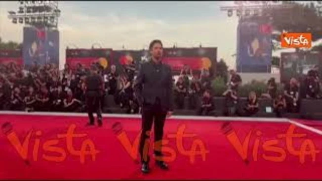 Venezia 83, Paolo Strippoli sul red carpet del suo film "L'estranea"