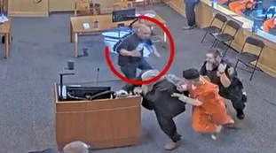 New Mexico, caos in tribunale: i parenti della vittima aggrediscono il presunto omicida