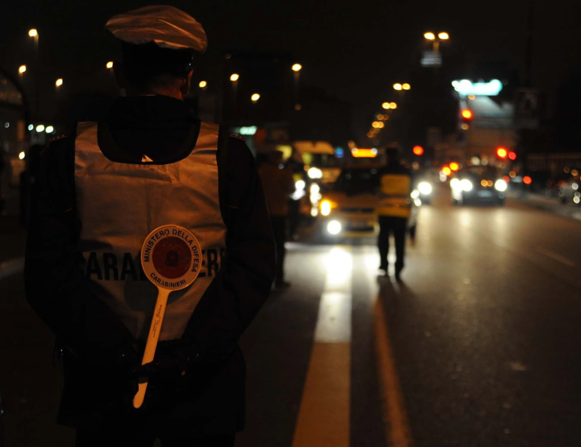 Roma, non si fermano all'alt dei carabinieri e si schiantano: chi è stato arrestato