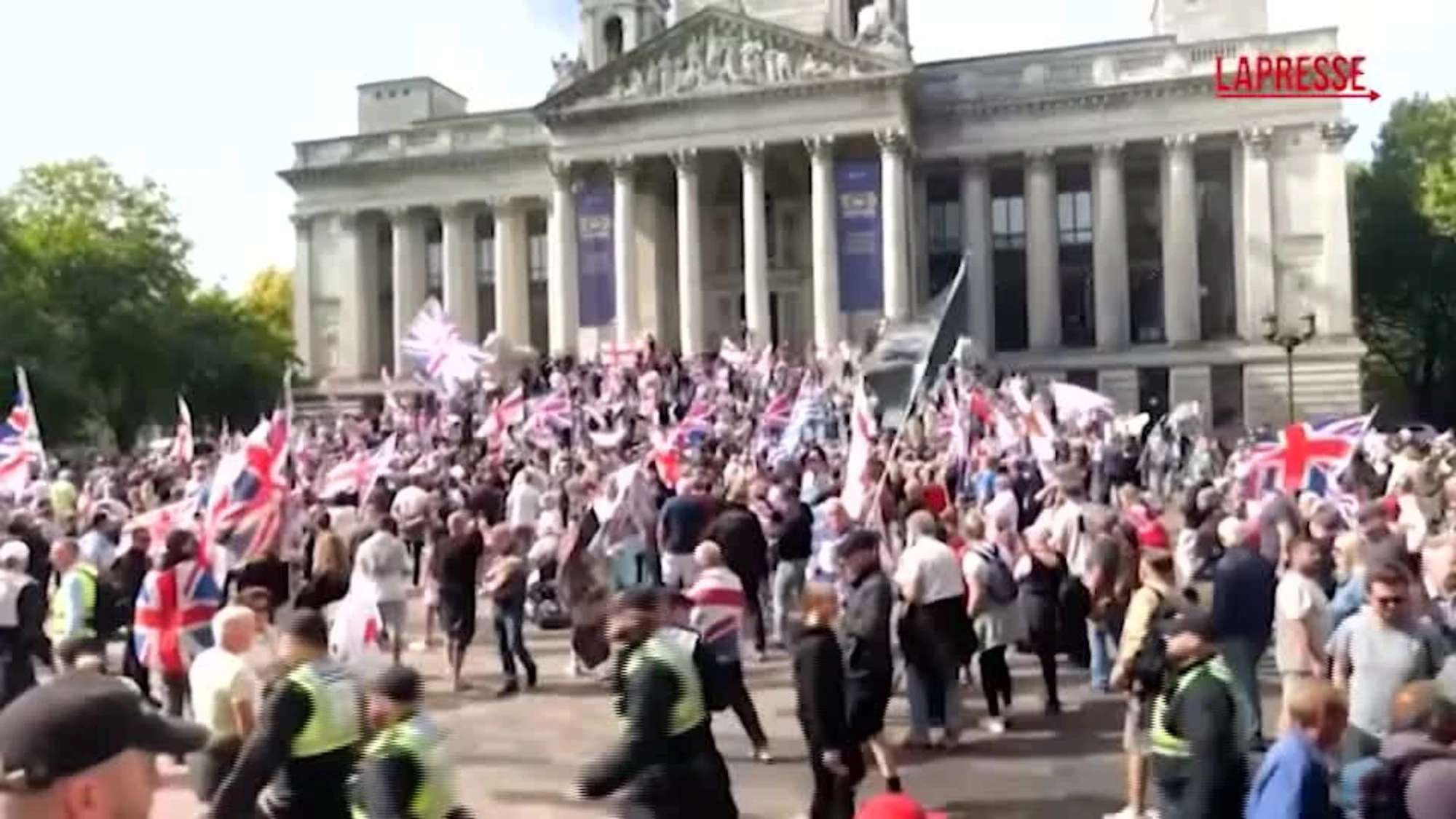 Portsmouth, protesta anti immigrati nella città inglese