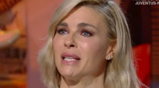 Oggi è un altro giorno, straziante Martina Colombari: "Solo perché ero bella, andavo a casa e piangevo". La vergogna, a quelle cene