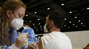 Bollettino 4 dicembre: contagi e morti, prima frenata? Efficacia vaccino, i nuovi dati sui primi 5 mesi