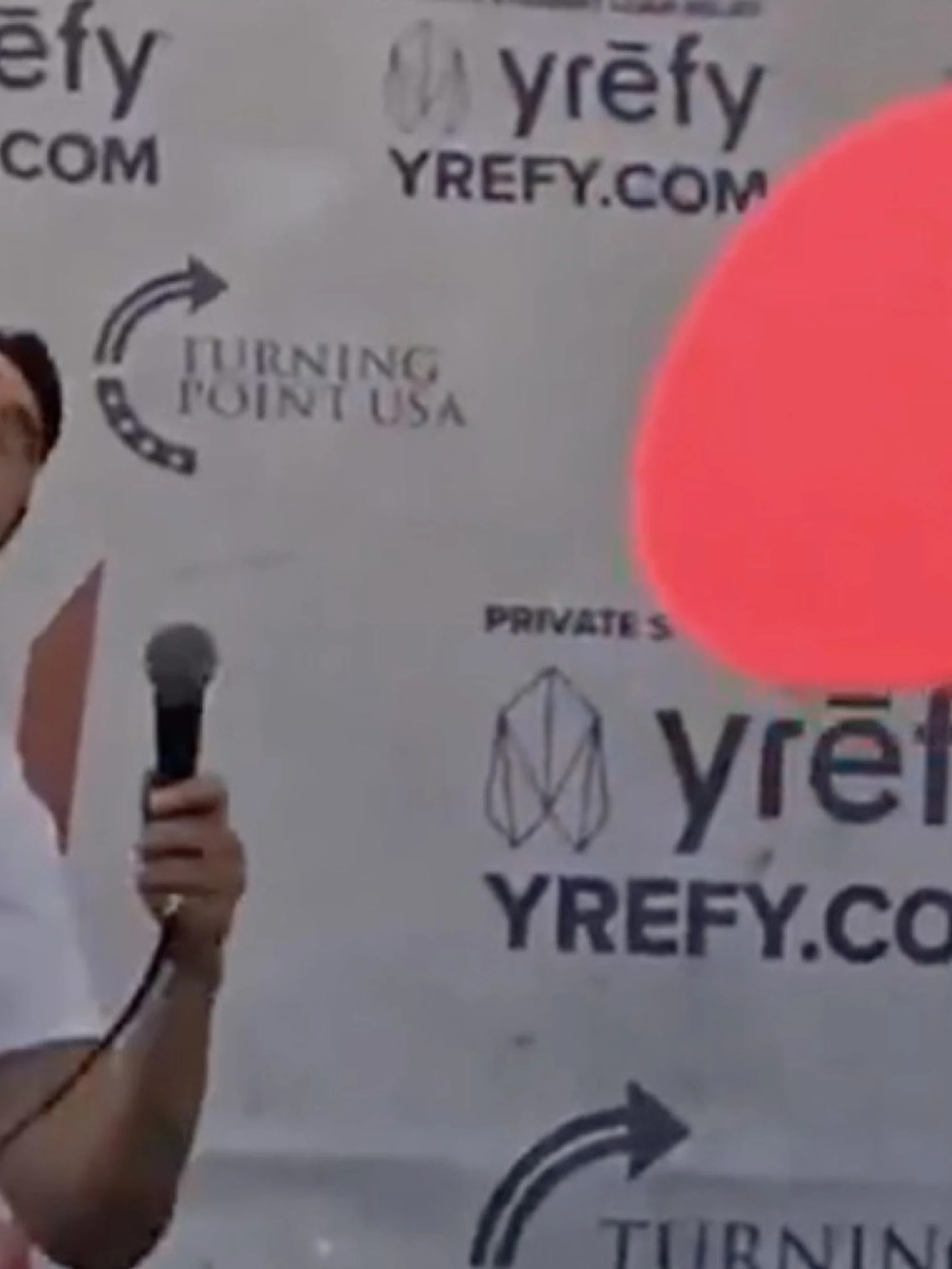 Charlie Kirk, l'orrenda teoria del complotto: "Poco prima dello sparo..."