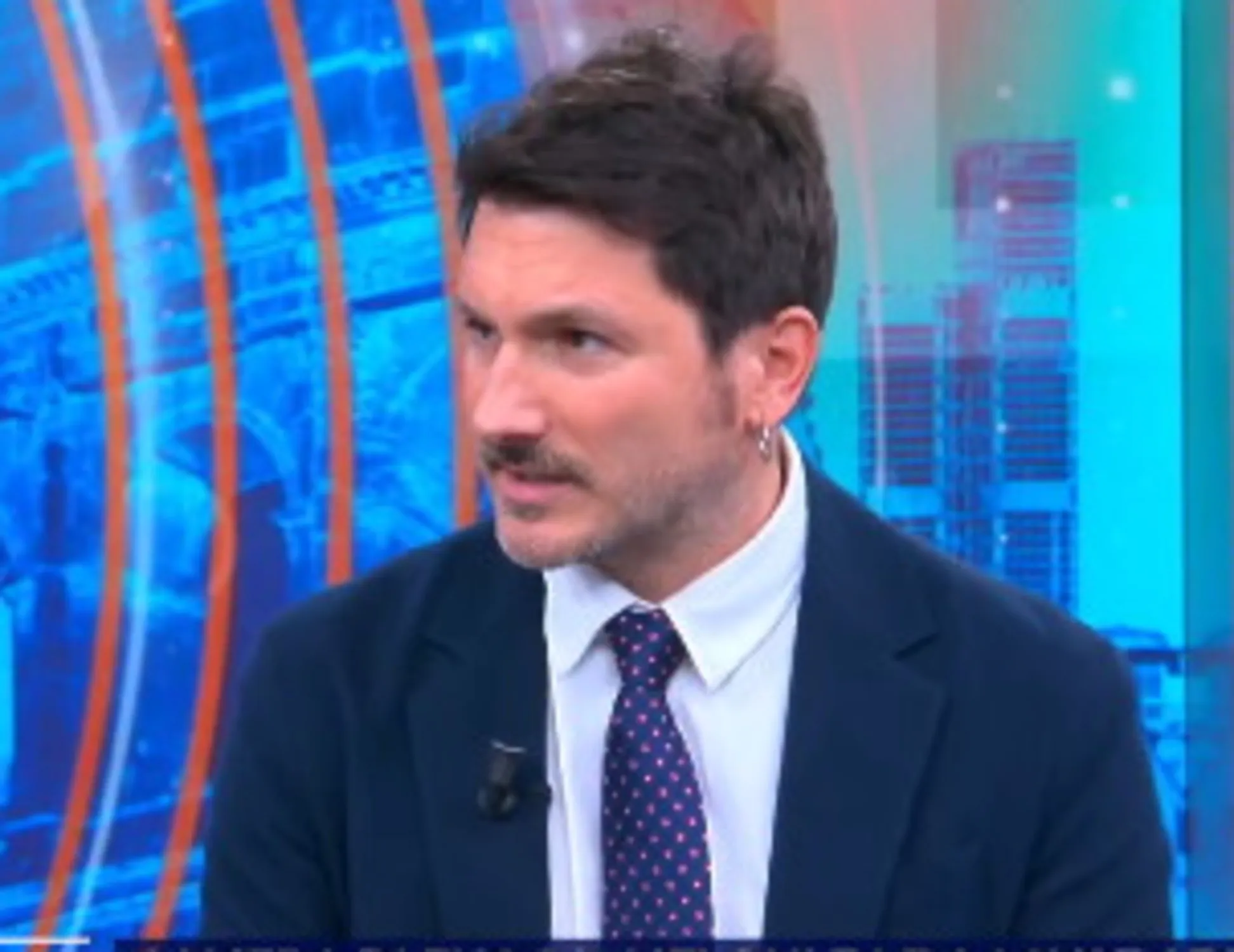 Leggi l'articolo: "La Calimero insultata...". Incredibile: Pucciarelli di "Rep" attacca Meloni dopo l'orrore