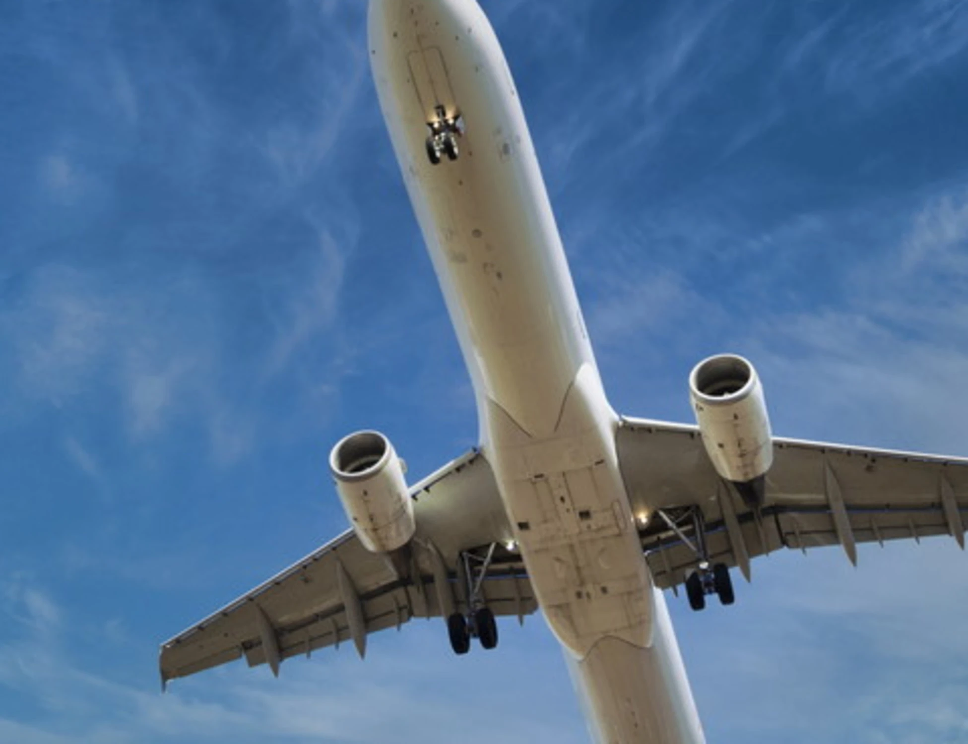 Aereo, pilota si sente male in volo: panico a bordo