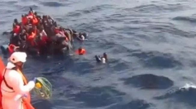 Immigrazione, fa salire il figlio sul barcone: muore annegato a 6 anni. Arrestato il padre: in Grecia, una sentenza senza precedenti