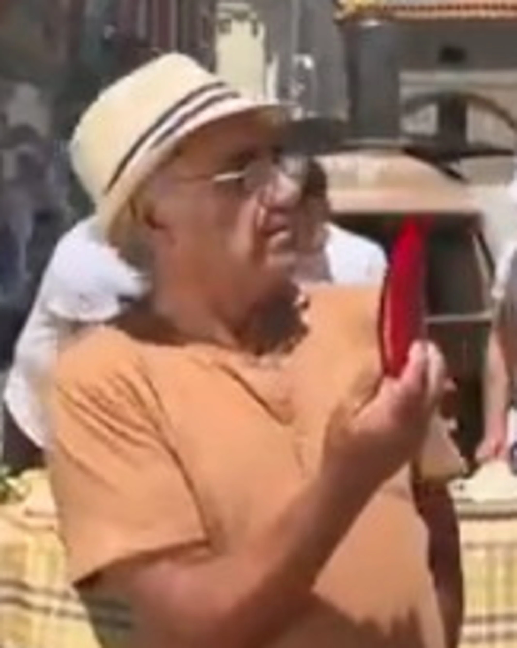 Camper, gaffe clamorosa in diretta: "Sto prendendo un peperone cazz***ne"