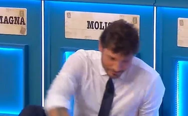 Affari Tuoi, Stefano De Martino minaccia il pacchista: "Te lo taglio"