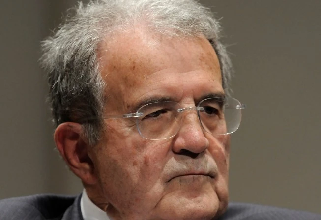 Marco Travaglio prende a schiaffi Romano Prodi: crisi di nervi, pioggia d'insulti