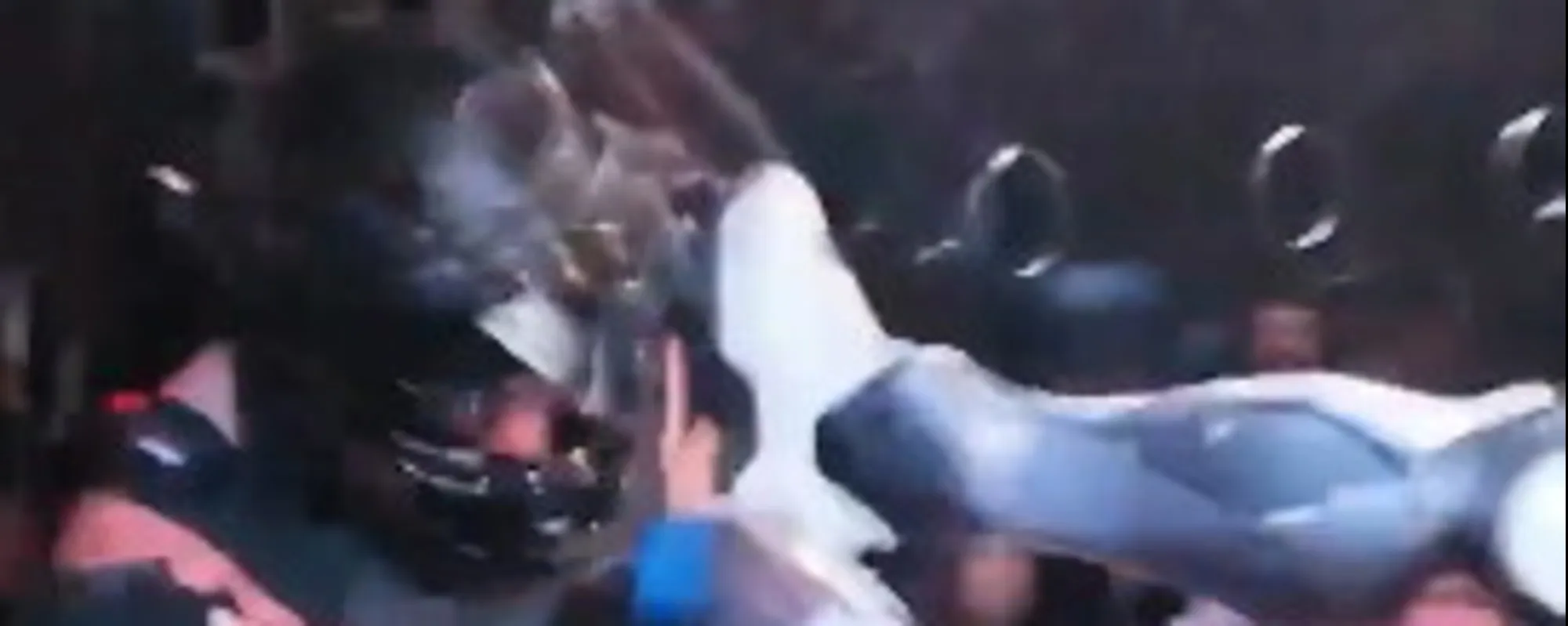 L'uomo sfida il robot sul ring: viene massacrato a calci e pugni