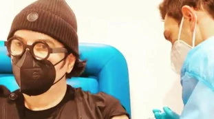 Renato Zero, "viva il vaccino!". La foto della dose scatena la vergogna contro il cantante: eppure, lo scorso anno...