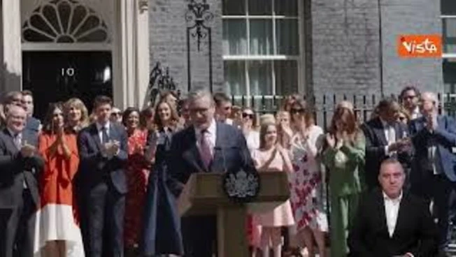 Standing ovation all'arrivo di Keir Starmer alla sua ultima conferenza stampa da Primo ministro