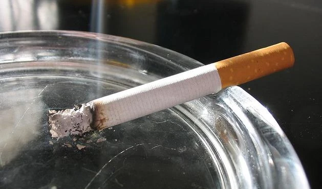 L'Europa spegne il fumo delle sigaretteStop alle bionde "slim" e alla menta