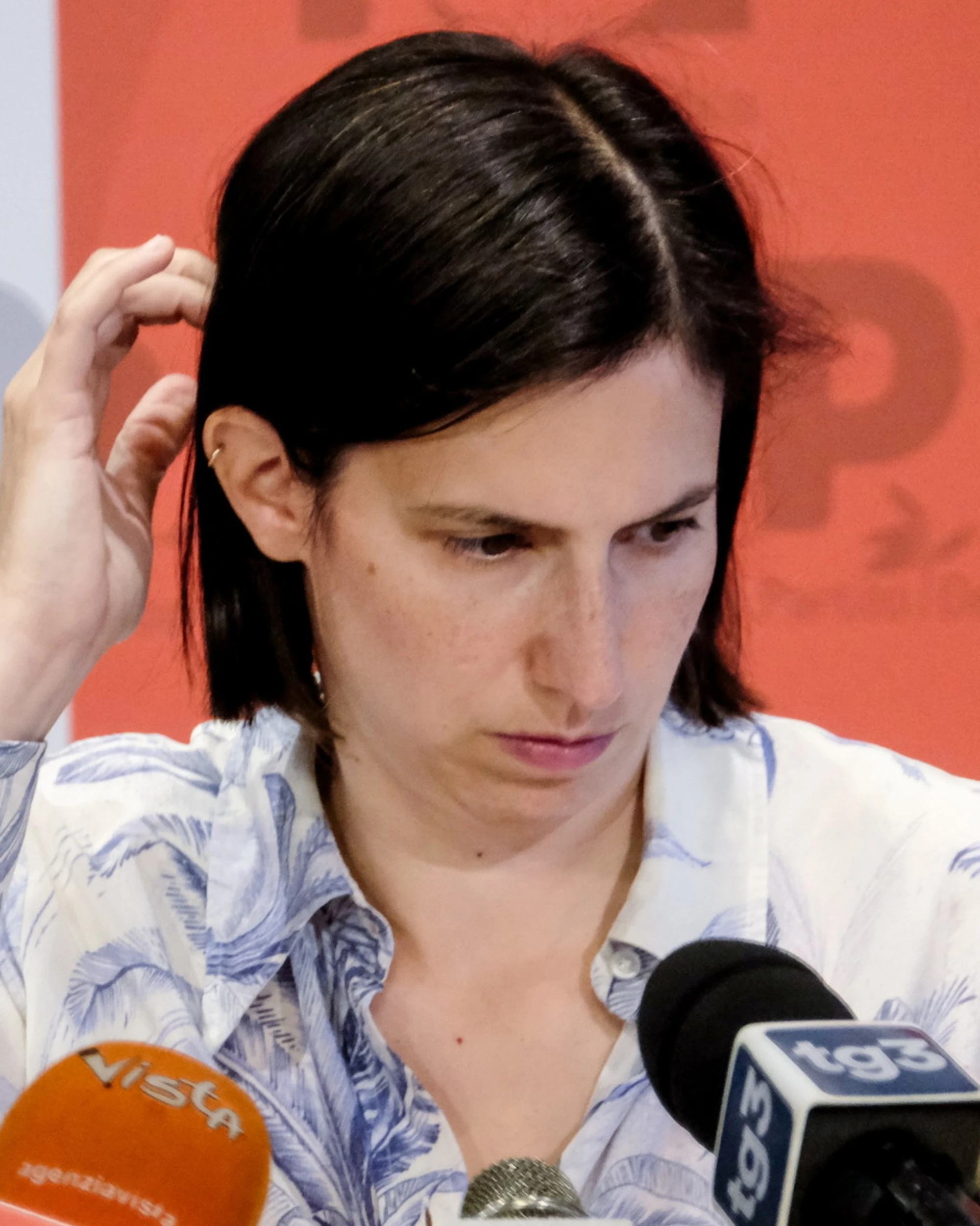 Elly Schlein travolta dal caso-Milano: solo una telefonata a Sala