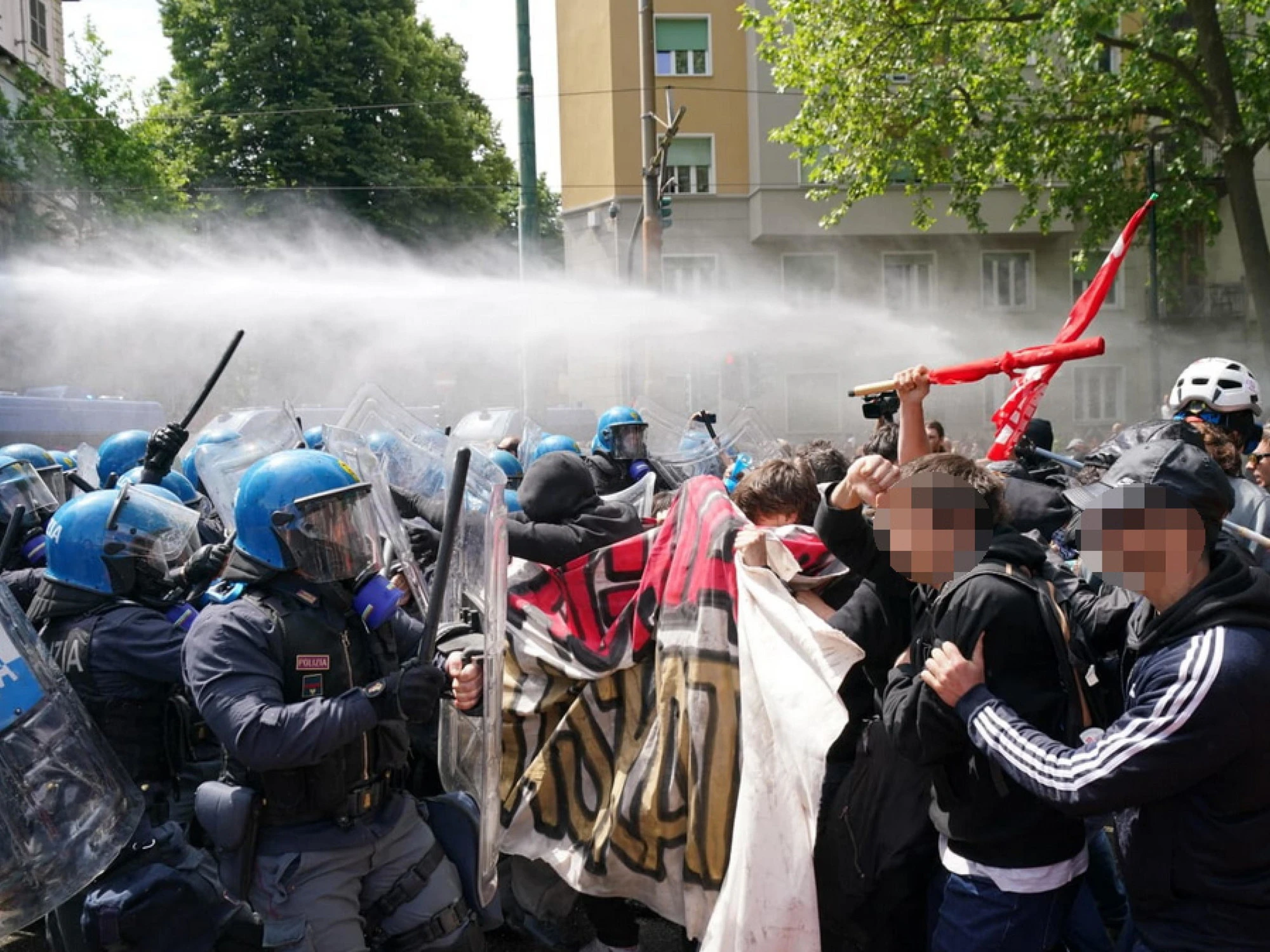 Anarchici di Askatasuna: la violenza non è militanza, è un attacco allo Stato