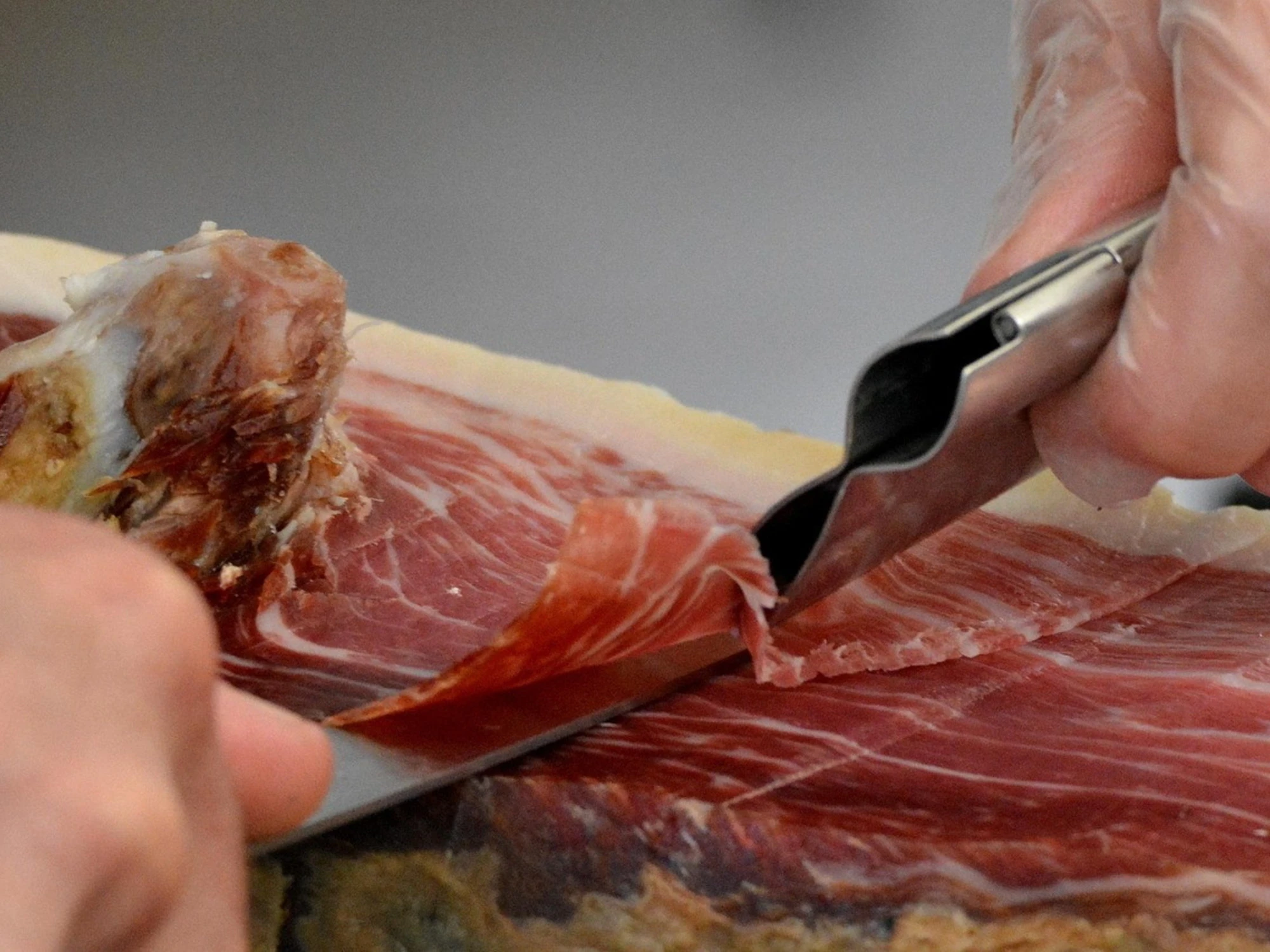 Frosinone, mangia una fetta di prosciutto al pranzo di Pasqua: 50enne muore soffocato