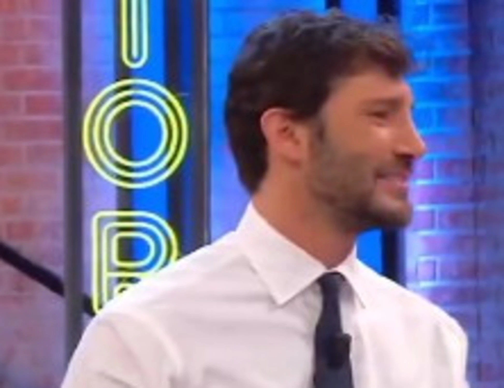 Affari Tuoi, Stefano De Martino 'sbotta': "Non ce n'è uno normale". Chi è il nuovo pacchista